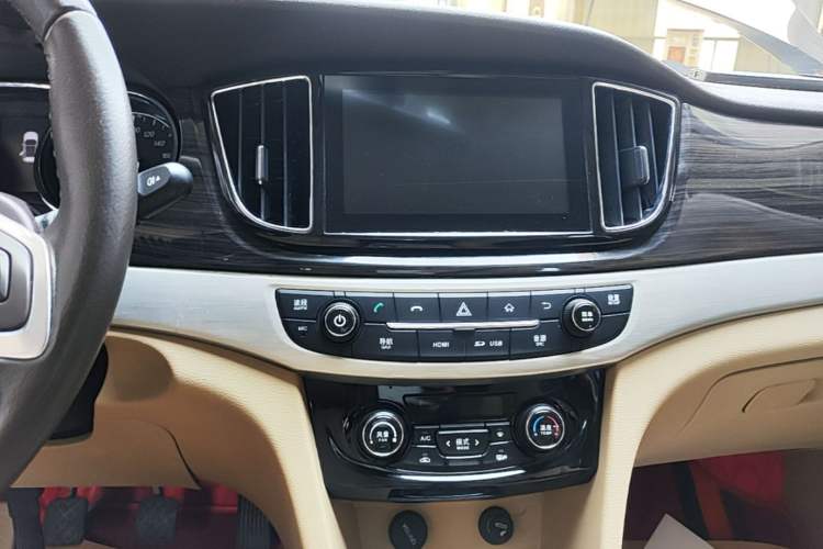 Used Baojun 730 2016 1.5L Manual Luxury Edition 7 Seats Audio And AC Panel