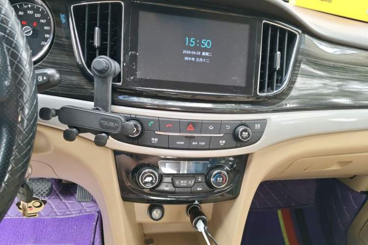Used Baojun 730 2016 1.8L iAMT Luxury Model 7 Seats Audio And AC Panel