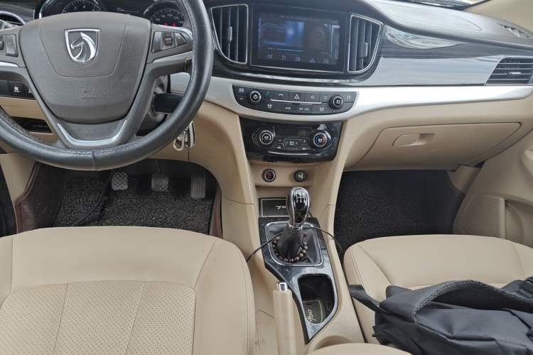 Used Baojun 730 2016 1.5L Manual Luxury Edition 7 Seats Audio And AC Panel