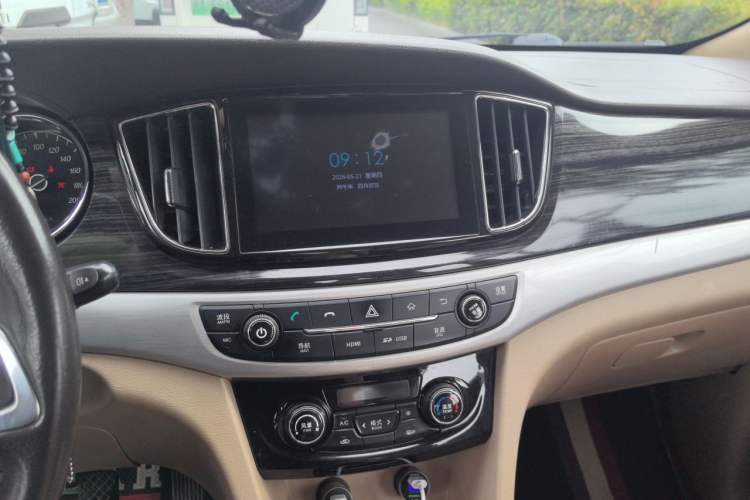 Used Baojun 730 2016 1.5L Manual Luxury Edition 7 Seats Audio And AC Panel