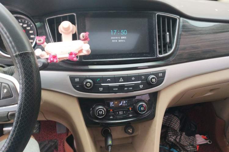 Used Baojun 730 2016 1.8L Manual Luxury Edition 7 Seats Audio And AC Panel