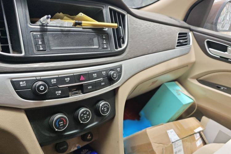 Used Baojun 730 2016 1.5L Manual Standard Version 7 Seats Audio And AC Panel