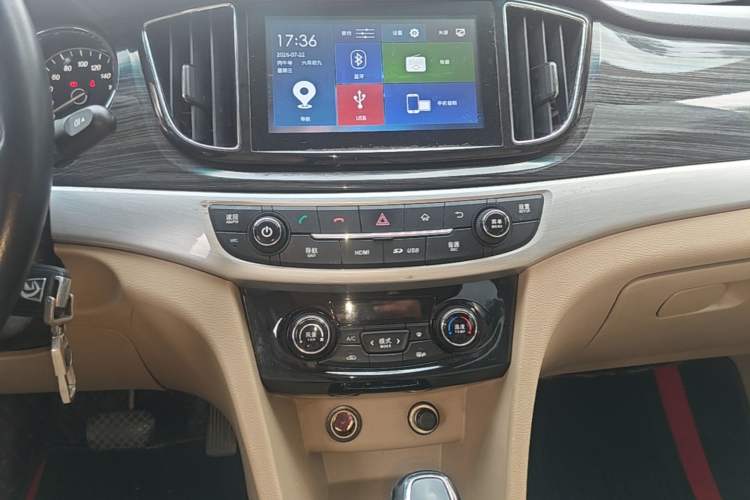 Used Baojun 730 2016 1.8L iAMT Luxury Model 7 Seats Audio And AC Panel