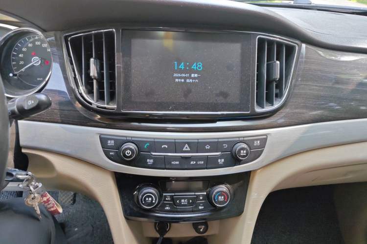 Used Baojun 730 2016 1.5L Manual Luxury Edition 7 Seats Audio And AC Panel