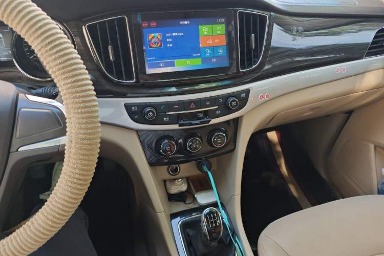 Used Baojun 730 2016 1.5L Manual Comfort Version 7 Seats China V Emission Standard Audio And AC Panel