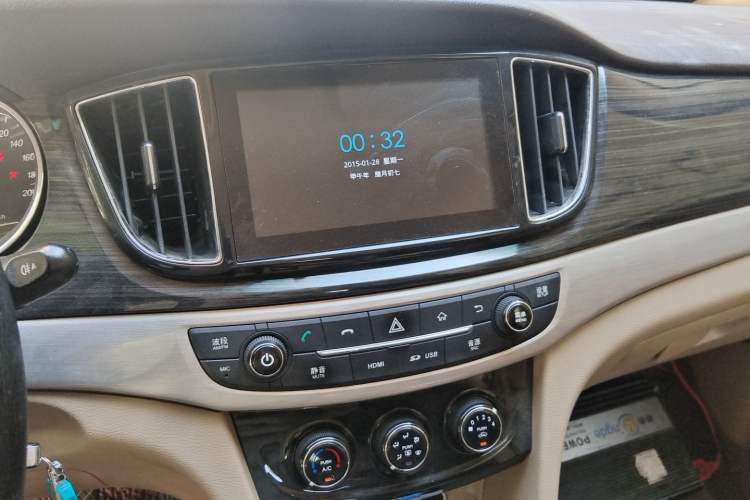 Used Baojun 730 2016 1.5L Manual Comfort Version 7 Seats China V Emission Standard Audio And AC Panel
