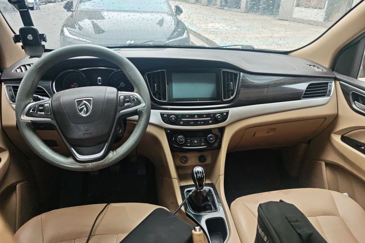 Used Baojun 730 2016 1.5L Manual Luxury Edition 7 Seats Center Console