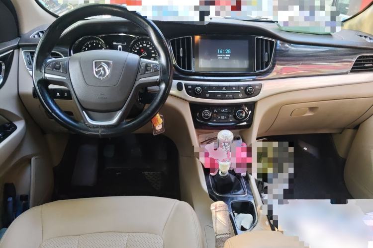 Used Baojun 730 2016 1.8L Manual Luxury Edition 7 Seats Center Console