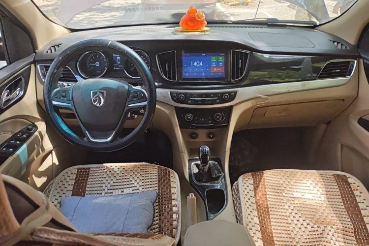 Used Baojun 730 2016 1.5L Manual Luxury Edition 7 Seats Center Console