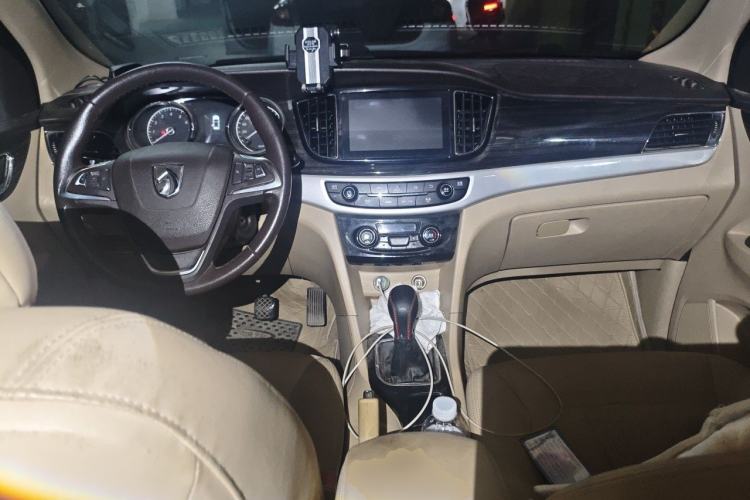 Used Baojun 730 2016 1.5L Manual Luxury Edition 7 Seats Center Console
