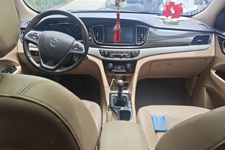Used Baojun 730 2016 1.5T Manual Luxury Edition 7 Seats Center Console