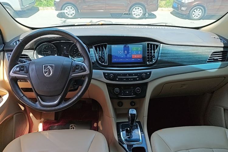 Used Baojun 730 2016 1.8L iAMT Luxury Model 7 Seats Center Console