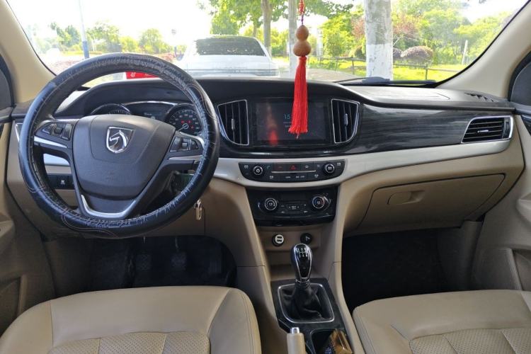 Used Baojun 730 2016 1.5L Manual Luxury Edition 7 Seats Center Console