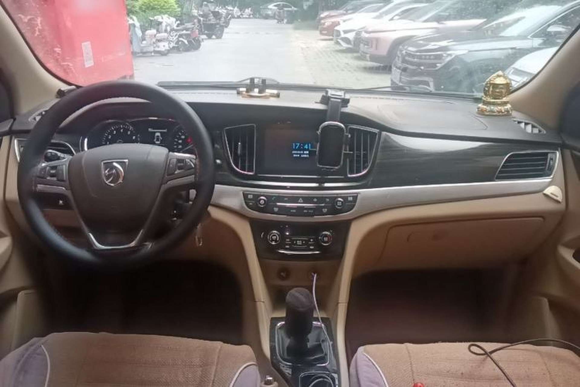 Used Baojun 730 2016 1.8L Manual Luxury Edition 7 Seats Center Console