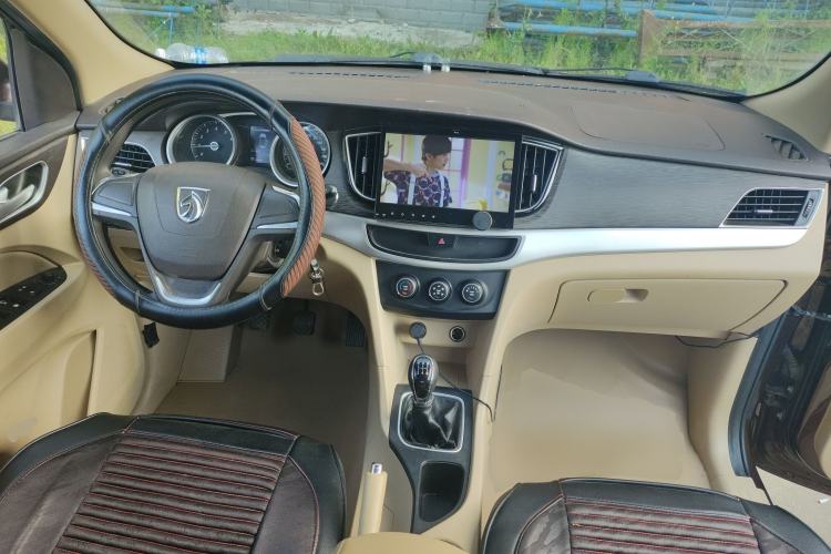 Used Baojun 730 2016 1.5L Manual Standard Version 7 Seats Center Console