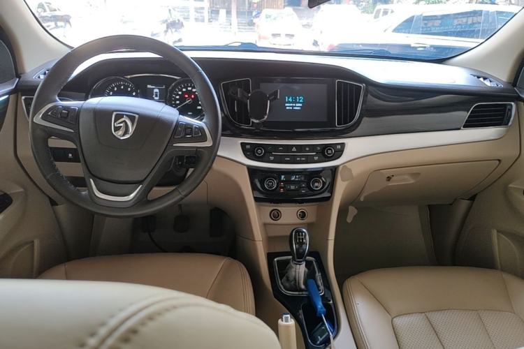 Used Baojun 730 2016 1.8L Manual Luxury Edition 7 Seats Center Console