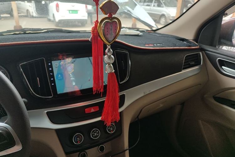 Used Baojun 730 2016 Revised 1.5L Manual Standard Version 7 Seats China V Emission Standard Center Console