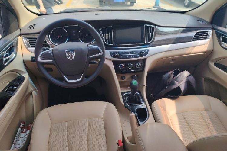 Used Baojun 730 2016 1.5T Manual Comfort Version 7 Seats Center Console