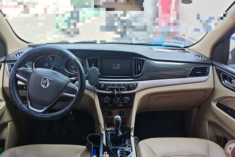 Used Baojun 730 2016 1.5T Manual Comfort Version 7 Seats Center Console