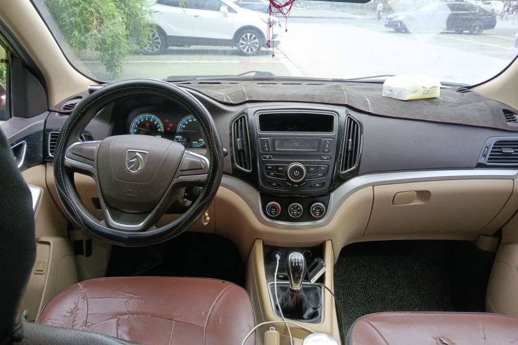 Used Baojun 730 2016 1.5L Manual Value Edition 7 Seats China V Emission Standard Center Console