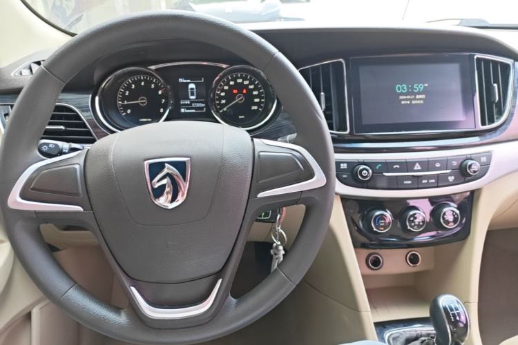 Used Baojun 730 2016 1.5L Manual Comfort Version 7 Seats China V Emission Standard Center Console