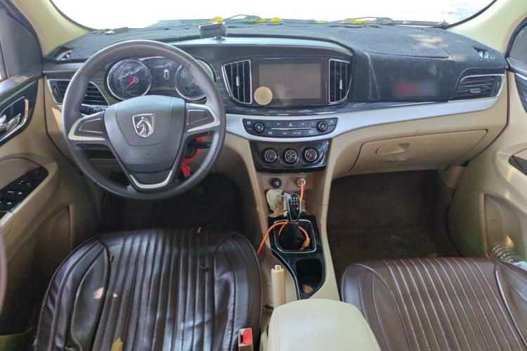 Used Baojun 730 2016 1.5L Manual Comfort Version 7 Seats China V Emission Standard Center Console