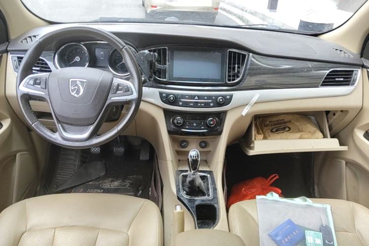 Used Baojun 730 2016 1.5L Manual Luxury Edition 7 Seats Center Console