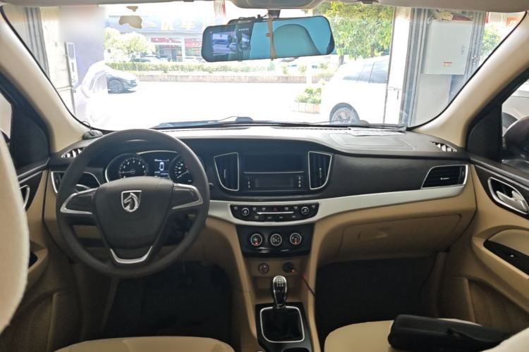 Used Baojun 730 2016 1.5L Manual Standard Version 7 Seats Center Console
