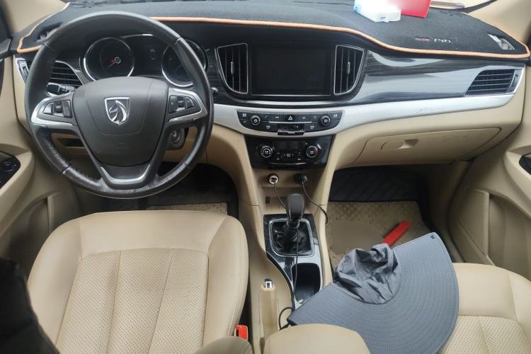Used Baojun 730 2016 1.5L Manual Luxury Edition 7 Seats Center Console