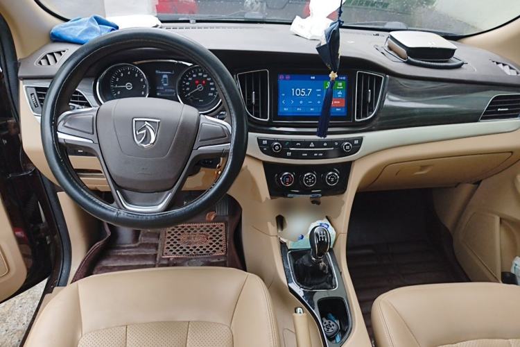 Used Baojun 730 2016 1.5L Manual Comfort Version 7 Seats China V Emission Standard Center Console