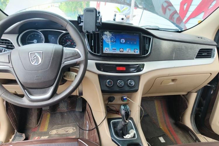 Used Baojun 730 2016 Revised 1.5L Manual Standard Version 7 Seats China V Emission Standard Center Console