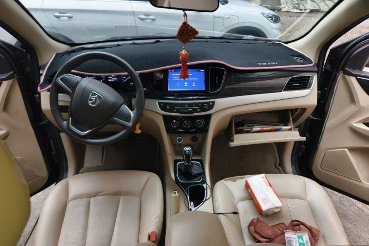 Used Baojun 730 2016 1.5L Manual Comfort Version 7 Seats China V Emission Standard Center Console