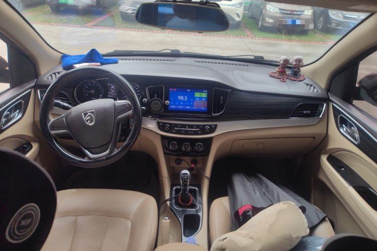 Used Baojun 730 2016 1.5T Manual Comfort Version 7 Seats Center Console