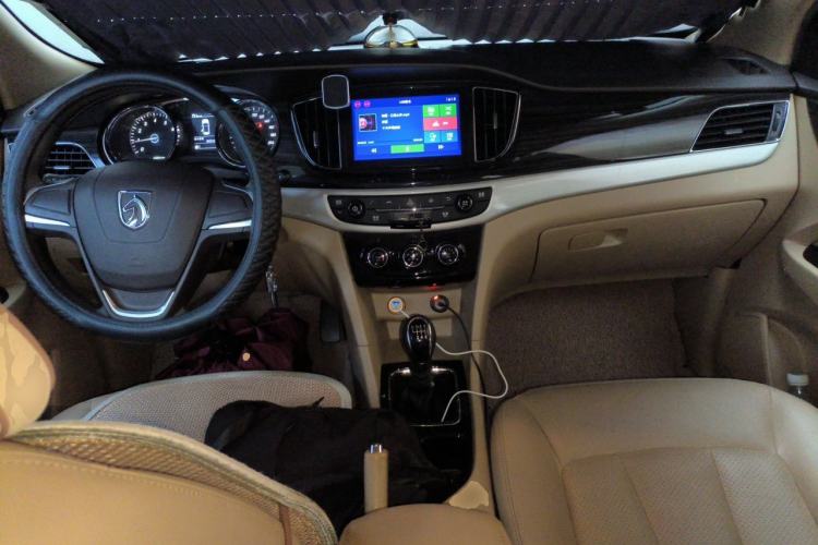 Used Baojun 730 2016 1.5T Manual Comfort Version 7 Seats Center Console