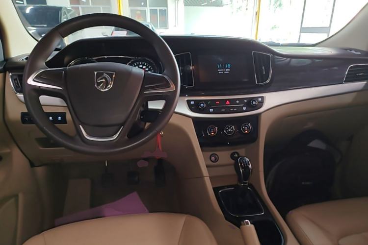 Used Baojun 730 2016 1.5L Manual Comfort Version 7 Seats China V Emission Standard Center Console