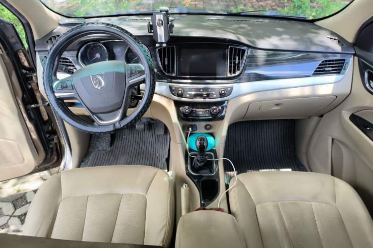 Used Baojun 730 2016 1.5T Manual Luxury Edition 7 Seats Center Console