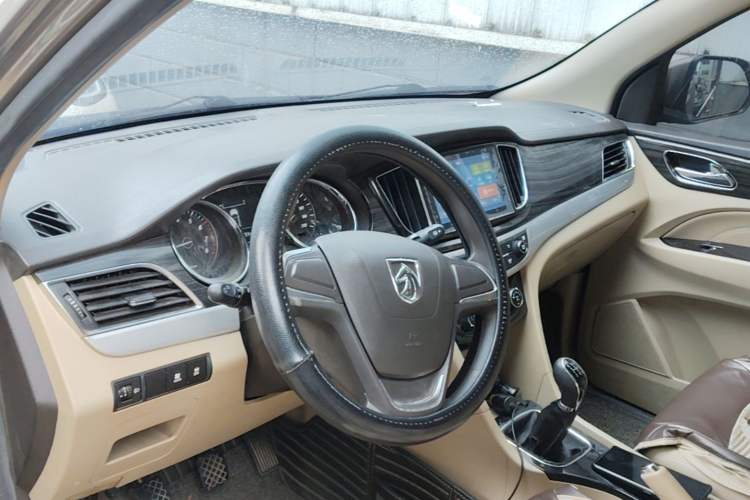 Used Baojun 730 2016 1.5L Manual Comfort Version 7 Seats China V Emission Standard Center Console
