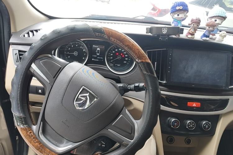 Used Baojun 730 2016 Revised 1.5L Manual Standard Version 7 Seats China V Emission Standard Center Console