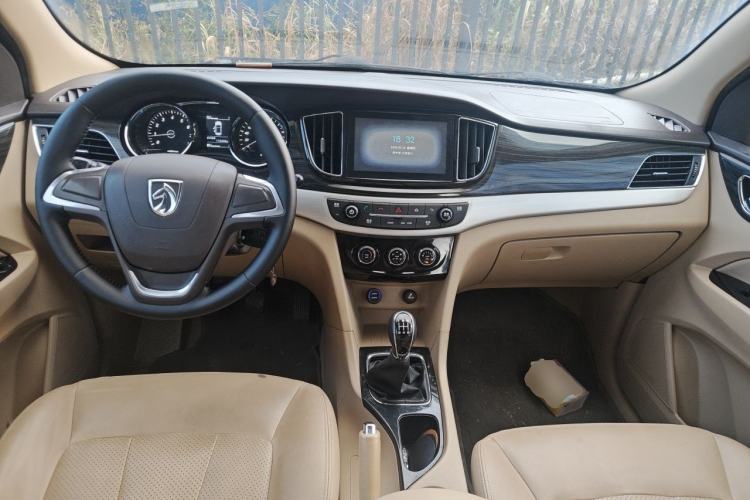 Used Baojun 730 2016 1.8L Manual Comfort Version 7 Seats Center Console