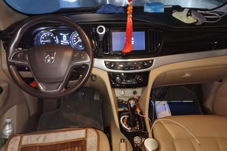 Used Baojun 730 2016 1.5T Manual Luxury Edition 7 Seats Center Console