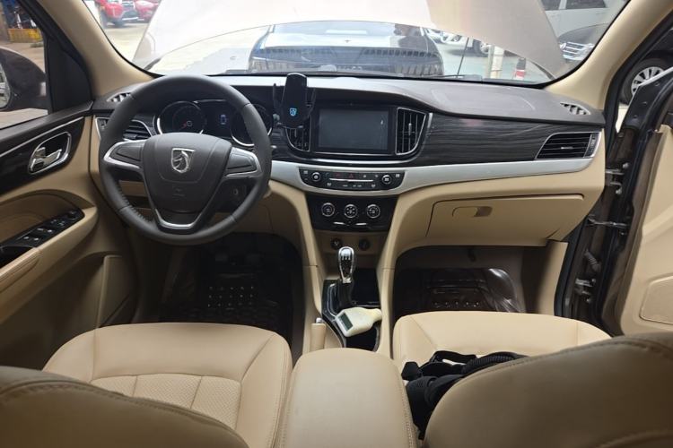 Used Baojun 730 2016 1.5L Manual Comfort Version 7 Seats China V Emission Standard Center Console