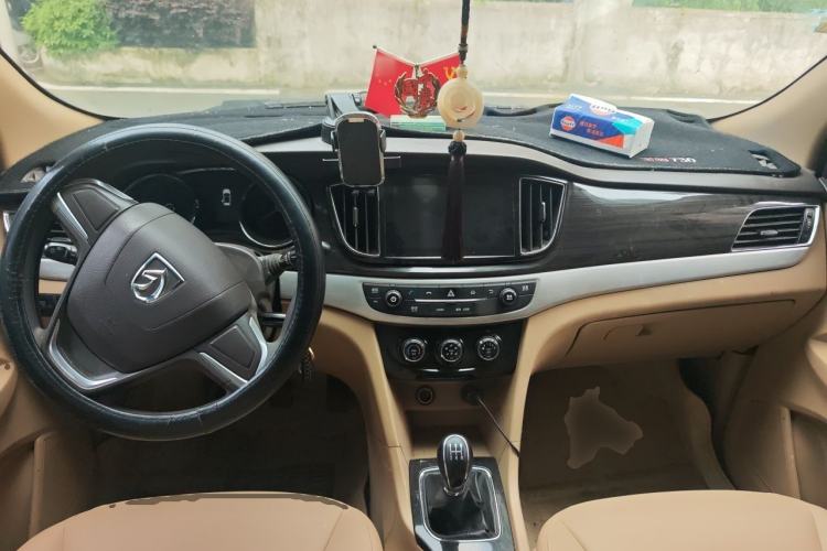 Used Baojun 730 2016 1.5L Manual Comfort Version 7 Seats China V Emission Standard Center Console
