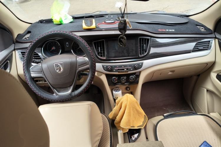 Used Baojun 730 2016 1.5L Manual Standard Version 7 Seats Center Console