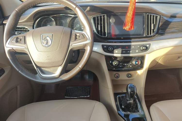 Used Baojun 730 2016 1.5L Manual Luxury Edition 7 Seats Center Console