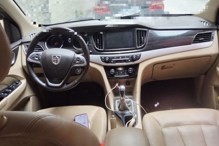 Used Baojun 730 2016 1.5L Manual Luxury Edition 7 Seats Center Console