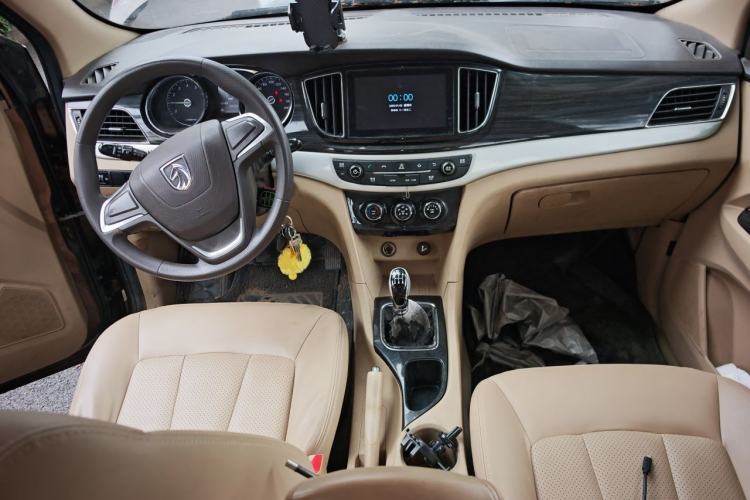 Used Baojun 730 2016 1.5L Manual Comfort Version 7 Seats China V Emission Standard Center Console