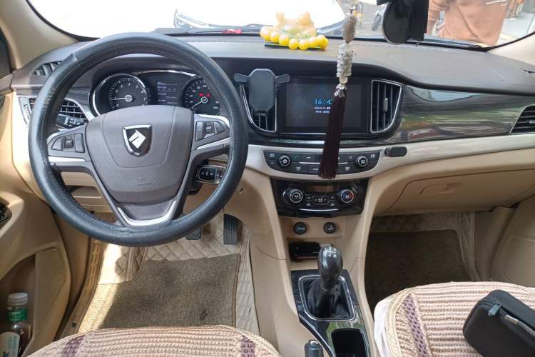 Used Baojun 730 2016 1.5L Manual Luxury Edition 7 Seats Center Console