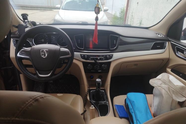 Used Baojun 730 2016 1.5L Manual Comfort Version 7 Seats China V Emission Standard Center Console