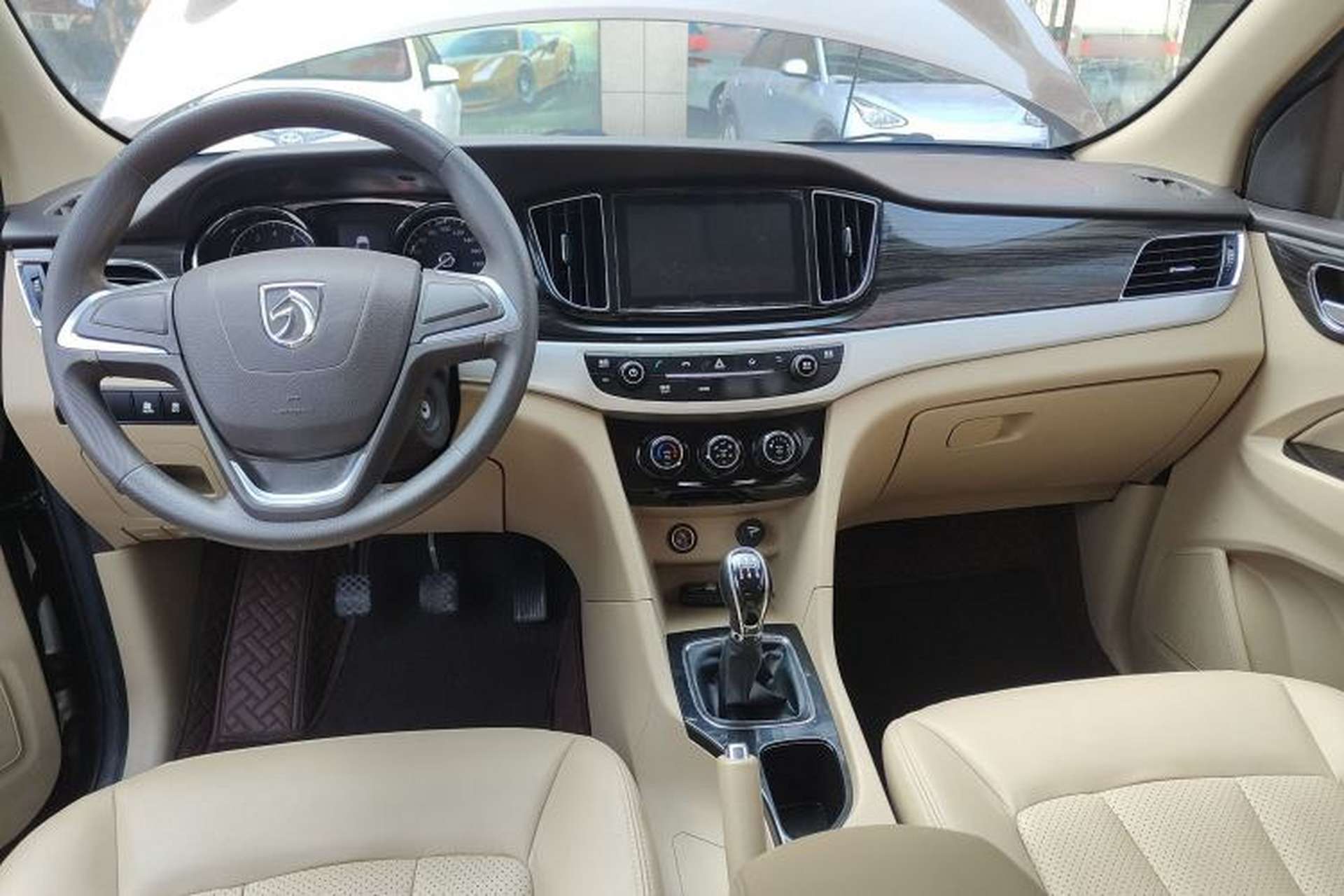 Used Baojun 730 2016 1.5L Manual Comfort Version 7 Seats China V Emission Standard Center Console