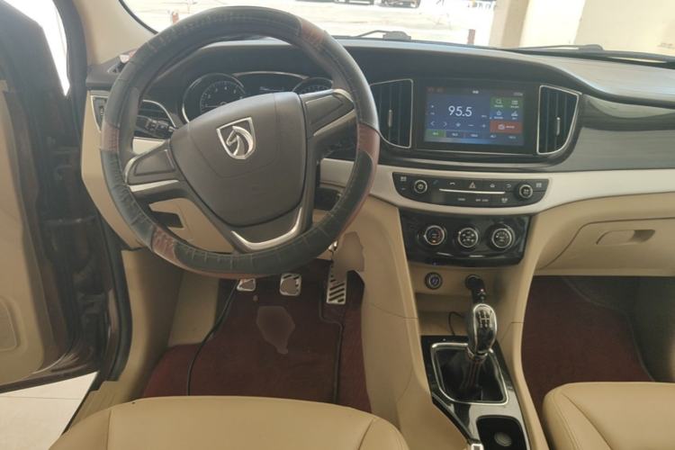 Used Baojun 730 2016 1.5L Manual Comfort Version 7 Seats China V Emission Standard Center Console